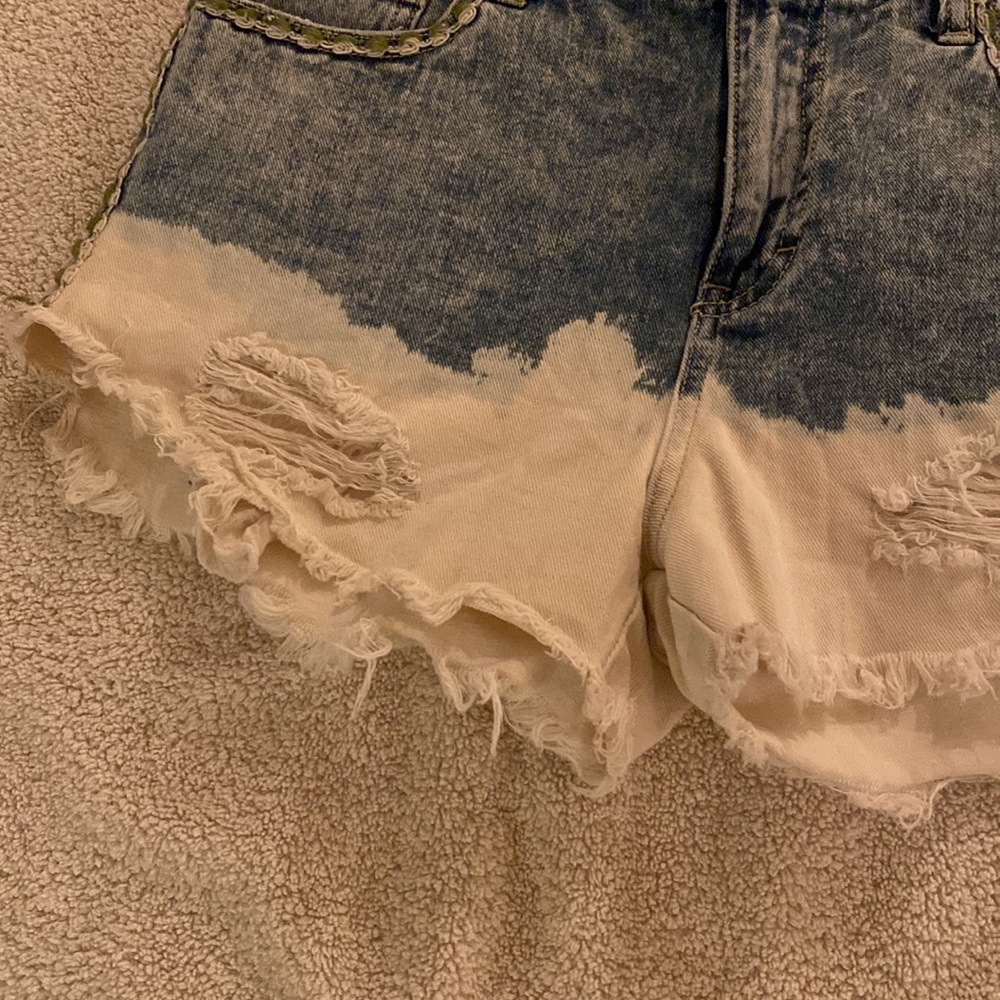 Free People women’s Dip Dye The Ombré fabulous jean shorts w/ embroidery - Picture 4 of 12